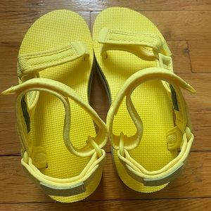 TEVA FLATFORM UNIVERSAL MESH PRINT in “Limelight”